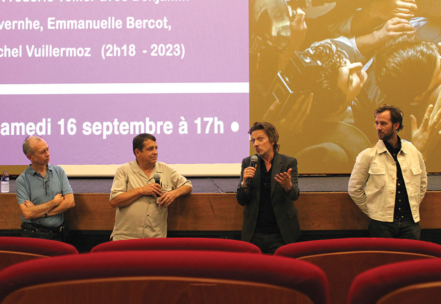 Photo de l'entretien précédant la diffusion en avant-première du film biographique « L’Abbé Pierre, une vie de combats » au cinéma de Crest, pendant une prise de parole du réalisateur Frédéric Tellier, en réponse à une question de Jean-Pierre Point, aux côtés de Benjamin Lavernhe et Hervé Guyader.