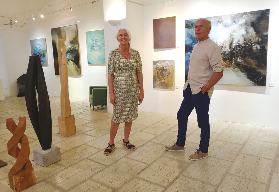 Photo de la peintre Catherine Tartanac et du sculpteur Bruno Bienfait entourés de leurs œuvres