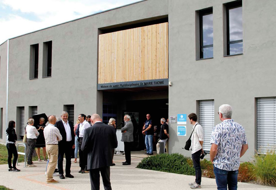 Délégation d'officiels rassemblés devant la maison de santé de Montoison, lors de son inauguration.